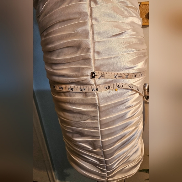 Elegant White Gathered Strapless Mini Satin Dress. Size 6. Beach Wedding - Picture 7 of 10